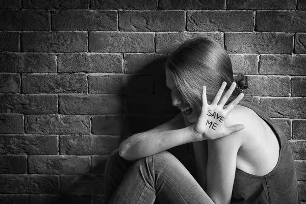 Mujer joven maltratada —  Fotos de Stock