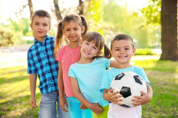 Милые маленькие дети с мячом в парке — стоковое фото