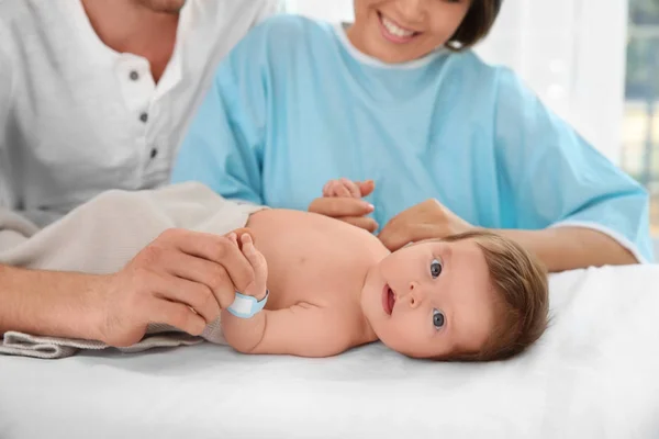 Glückliche junge Familie mit süßem Baby im Krankenhaus — Stockfoto
