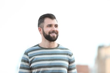 Sıradan giyinmiş yakışıklı bir adam. 