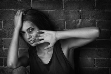 Hırpalanmış genç kadın 