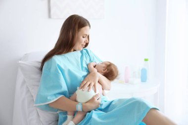 Hastanede uyuyan bebek tutan anne