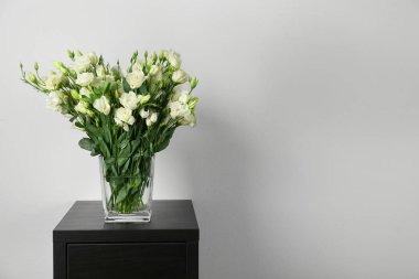 Eustoma çiçekli vazo 