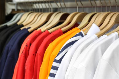 Farklı t-shirt ile raf 