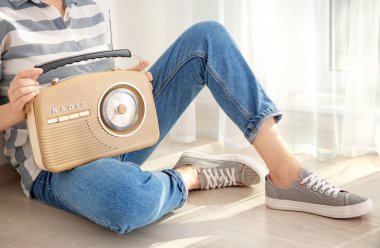 retro radyo kadınla