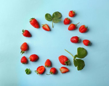 Taze olgun çilekler.
