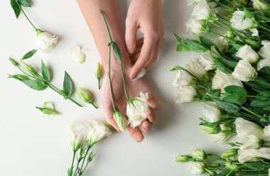 eustoma çiçekli kadın