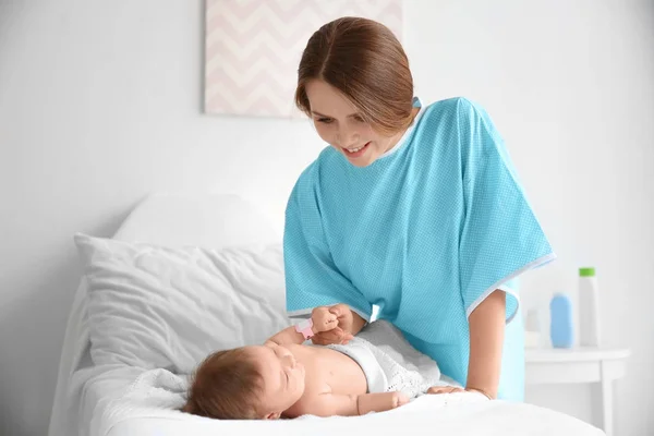 Mãe com bebê no hospital — Fotografia de Stock