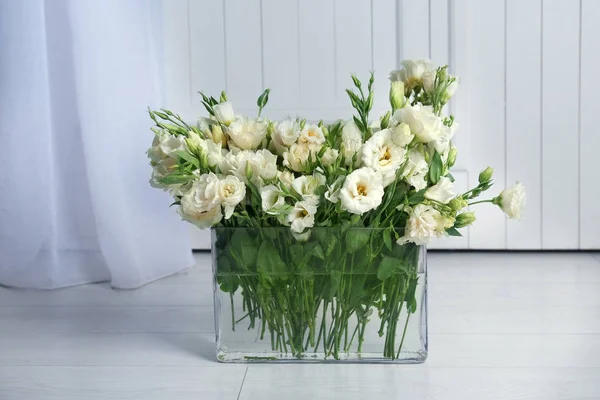 Vaso com flores de eustoma — Fotografia de Stock