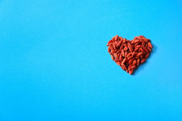 Coração feito de bagas goji — Fotografia de Stock