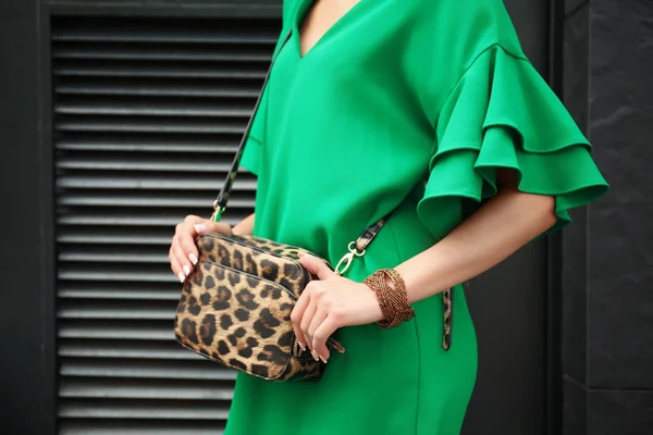 Mulher em vestido verde — Fotografia de Stock