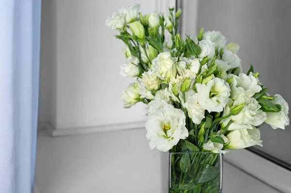 Βάζο με λουλούδια eustoma — Φωτογραφία Αρχείου