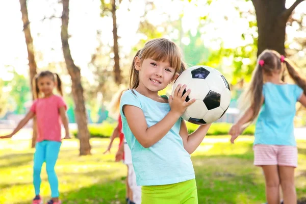 Bonito Menina Jogando Jogo Bola Com Outras Crianças Parque — Fotografia de Stock