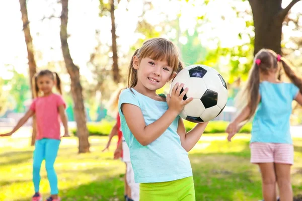 Linda Niña Jugando Juego Pelota Con Otros Niños Parque — Foto de Stock