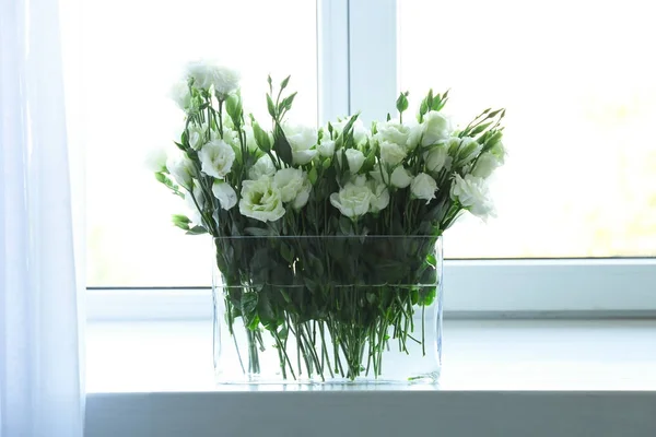 Florero con flores de eustoma — Foto de Stock