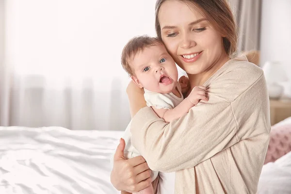 Ibu menggendong bayi — Stok Foto