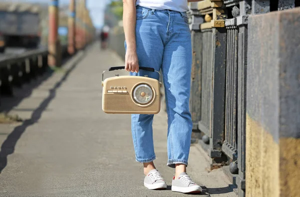 Femme avec radio rétro — Photo