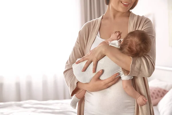 Mother holding sleeping baby at home — Stock Photo, Image