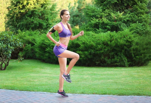 Sportovní mladá žena běží — Stock fotografie