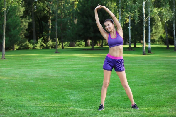 Sportliche junge Frau beim Training — Stockfoto