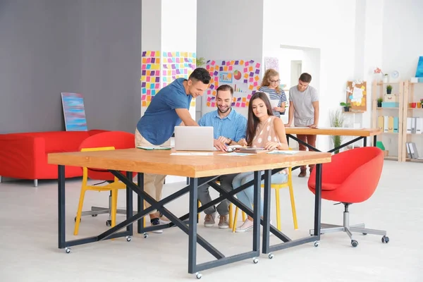 Team van jonge zakelijke professionals met vergadering in kantoor — Stockfoto