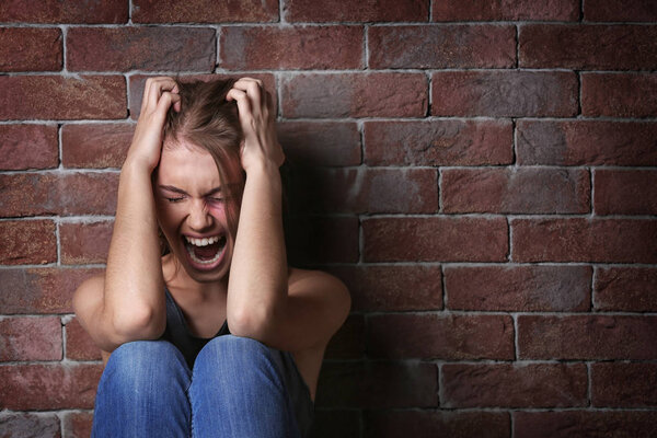 Избитая девушка
