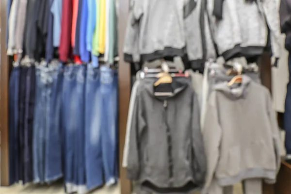 Vista offuscata di vestiti diversi — Foto Stock