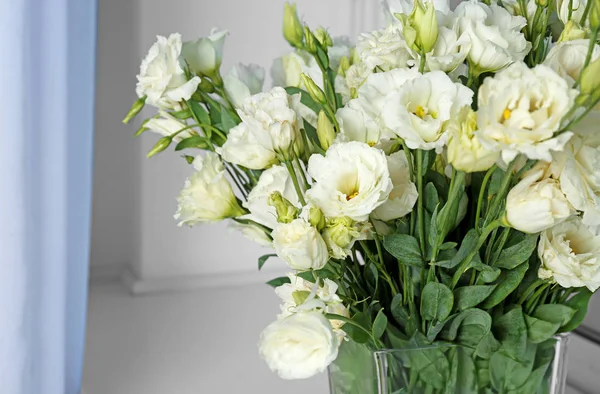 Florero con flores de eustoma — Foto de Stock