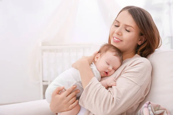 Genç anne holding uyuyan bebek evde — Stok fotoğraf