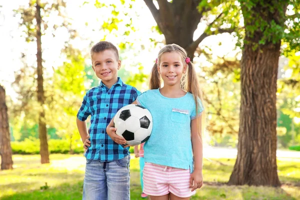 Милые маленькие дети с мячом в парке — стоковое фото