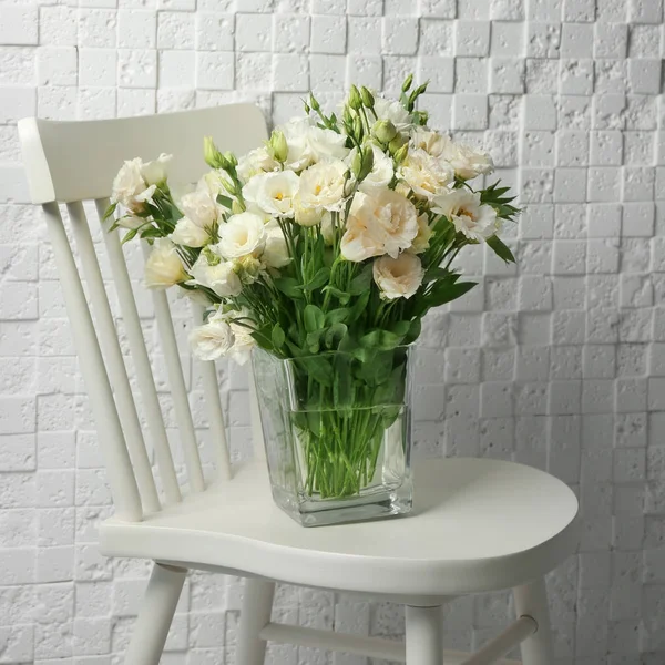 Vase mit Eustoma-Blumen — Stockfoto