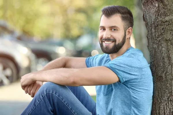 Bonito homem no parque verde — Fotografia de Stock