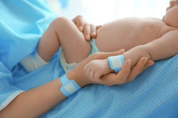 Mère avec bébé mignon — Photo