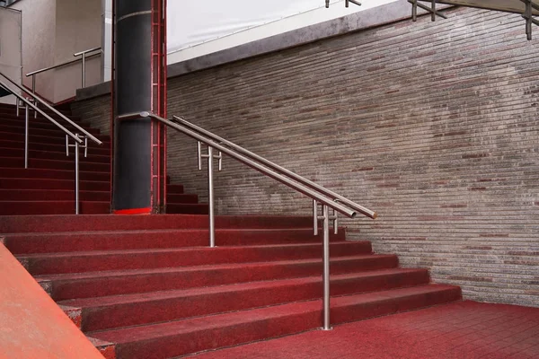 Červený koberec na schodech budovy, venku — Stock fotografie