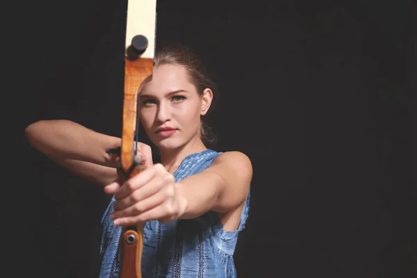 Young woman practicing archery — Stock Photo, Image