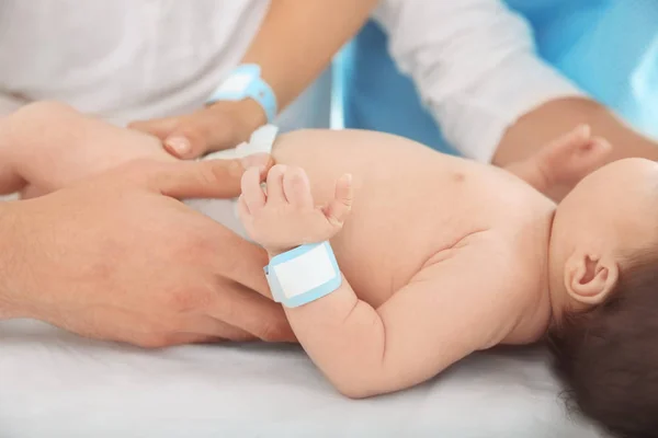 Niedliches Baby im Krankenhaus — Stockfoto
