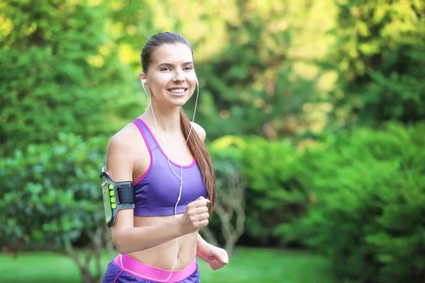 Sportieve jonge vrouw op de vlucht — Stockfoto