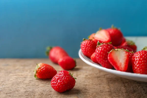 Composição com morangos vermelhos — Fotografia de Stock