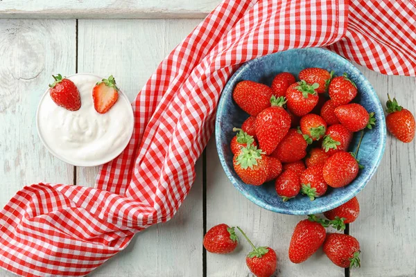 Komposition mit roten Erdbeeren — Stockfoto