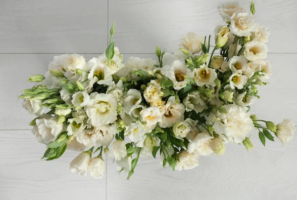 Vase avec fleurs d'eustomie — Photo