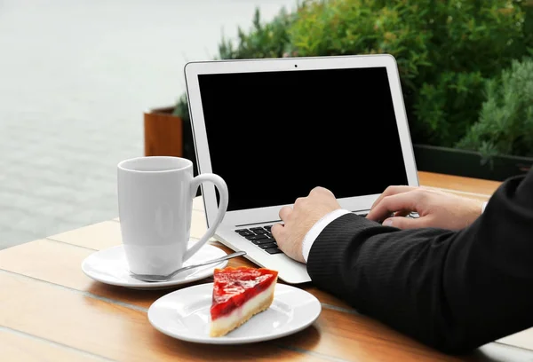 Young man using laptop — Stock Photo, Image