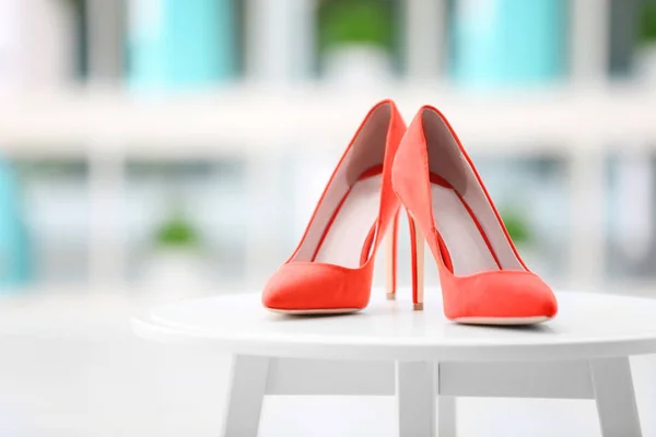Vrouwelijke stijlvolle schoenen — Stockfoto