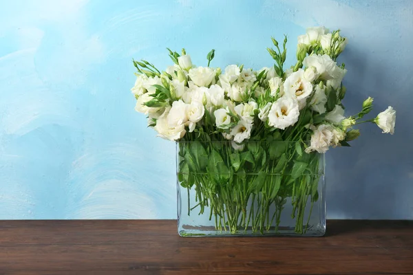 Florero con flores de eustoma — Foto de Stock