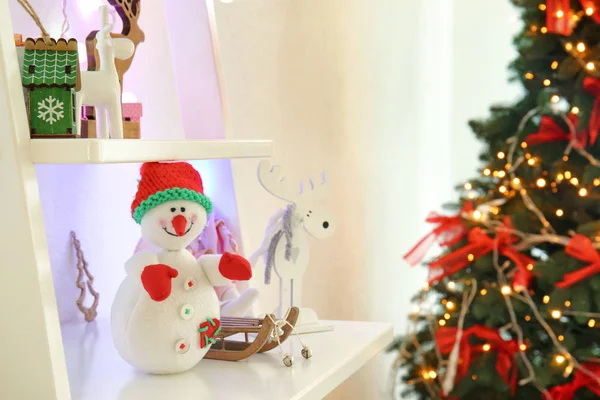 Juguetes divertidos de Navidad en el estante en casa —  Fotos de Stock