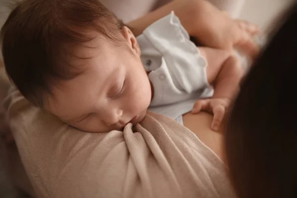 Şirin bebek ile anne — Stok fotoğraf