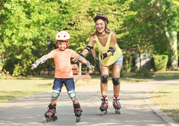 Madre con hijo en patines en el parque de verano —  Fotos de Stock