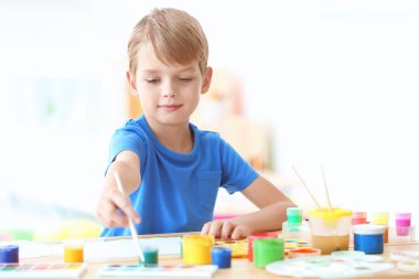 Sevimli çocuk boyama resim masada kapalı