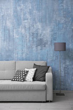 Duvara karşı rahat kanepe 