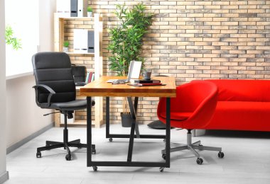 Rahat işyeri olan modern odanın içi