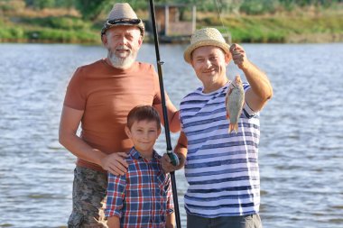 Gölet birlikte aile balık